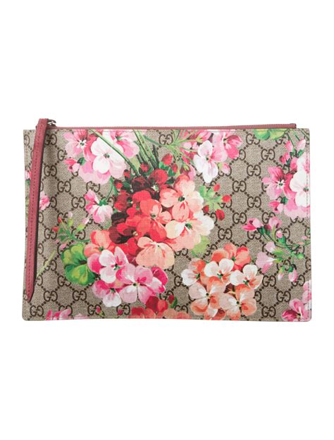 gucci gg blooms clutch.